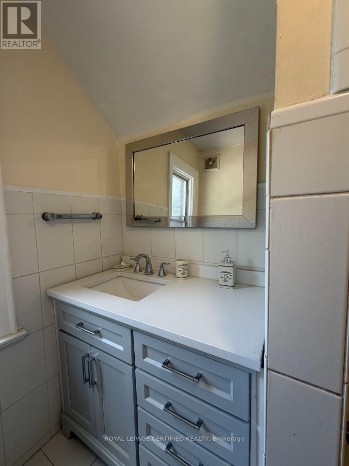 Upper - 148 Belgravia Avenue, Toronto, Ontario  M6E 2M7 - Photo 6 - W13243388