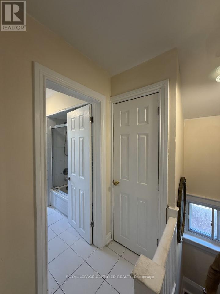 Upper - 148 Belgravia Avenue, Toronto, Ontario  M6E 2M7 - Photo 3 - W13243388