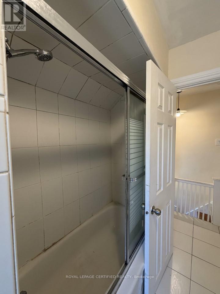 Upper - 148 Belgravia Avenue, Toronto, Ontario  M6E 2M7 - Photo 7 - W13243388