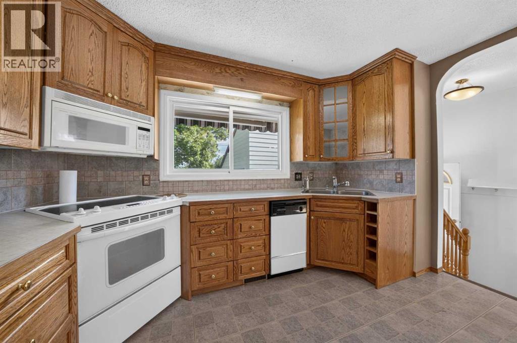 135 Huntcroft Way NE, Calgary, Alberta  T2K 4E4 - Photo 6 - A2322910