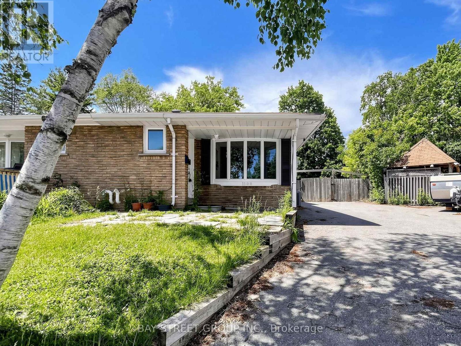 1108 Valley Court, Oshawa, Ontario  L1J 3M5 - Photo 5 - E13442010