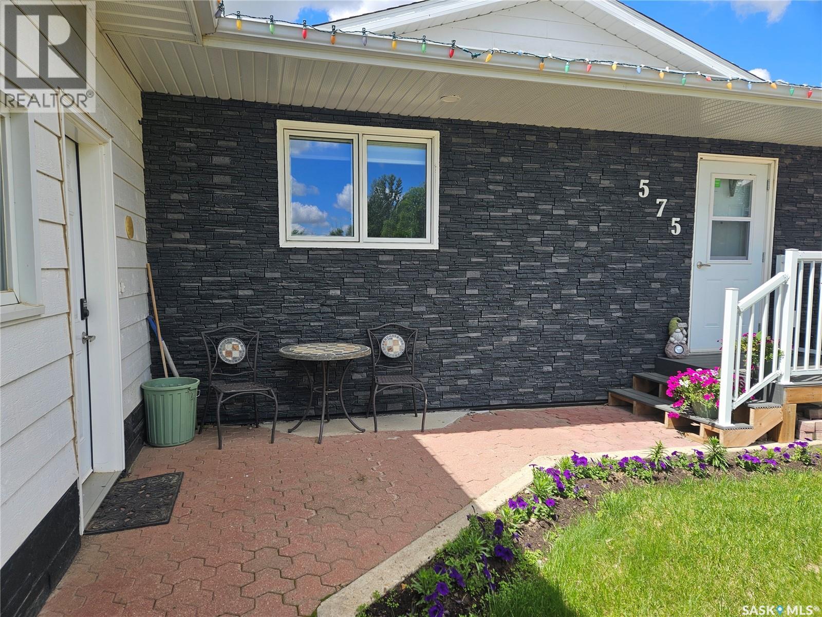 575 9th Street W, Shaunavon, Saskatchewan  S0N 2M0 - Photo 3 - SK040154