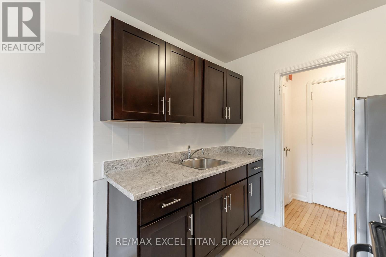 35 - 8 Mallory Gardens, Toronto, Ontario  M4V 2A6 - Photo 10 - C13472490