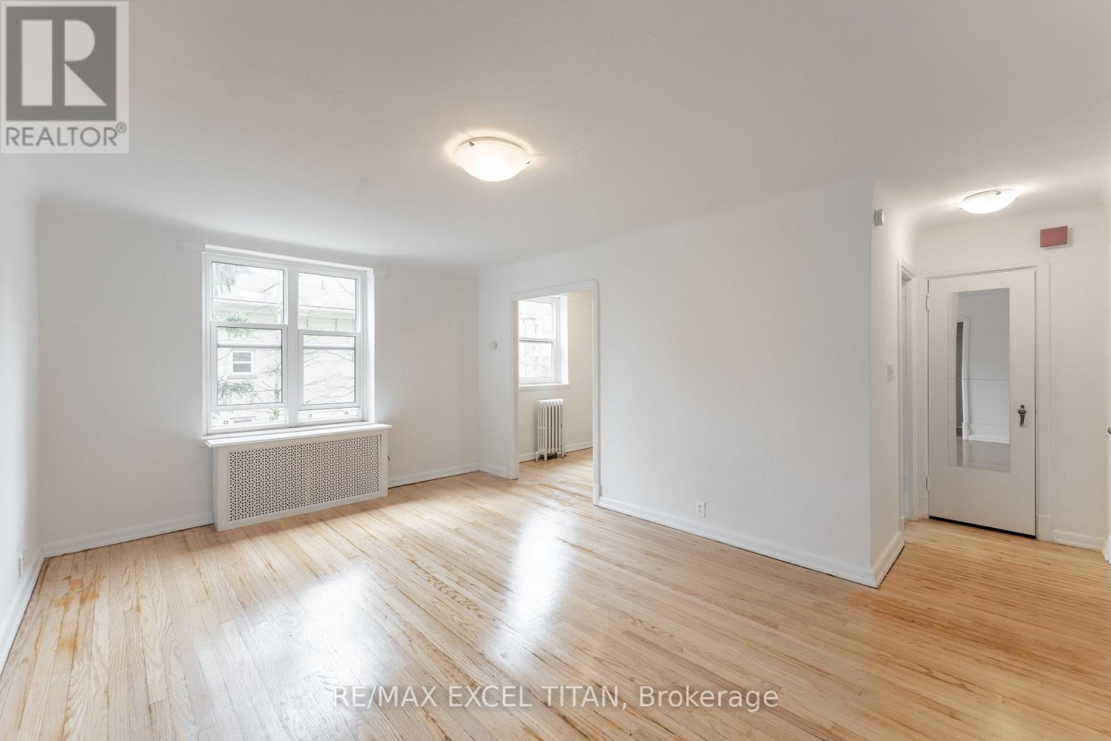 35 - 8 Mallory Gardens, Toronto, Ontario  M4V 2A6 - Photo 3 - C13472490