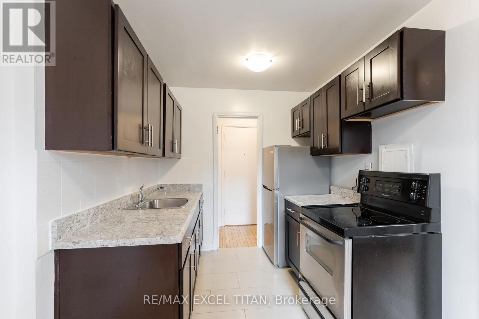 35 - 8 Mallory Gardens, Toronto, Ontario  M4V 2A6 - Photo 9 - C13472490