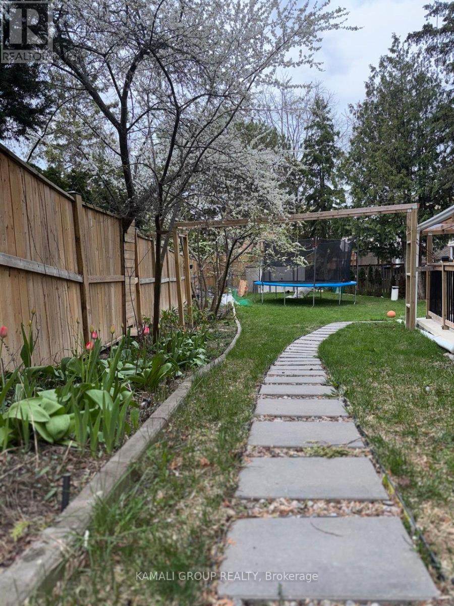 24 Valhalla Court, Aurora, Ontario  L4G 5W3 - Photo 2 - N13472552