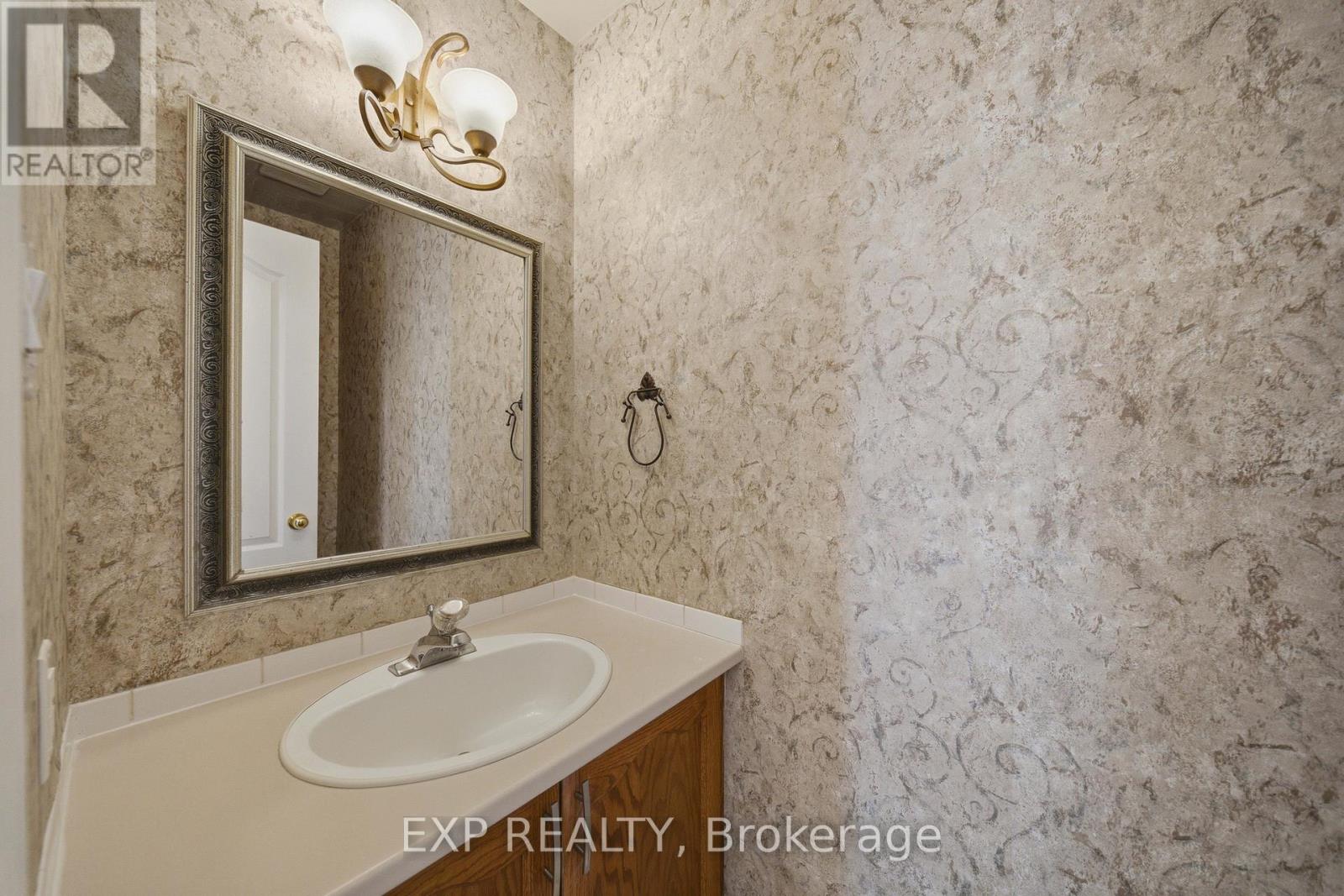 2023 Rolling Brook Drive, Ottawa, Ontario  K1W 1C9 - Photo 10 - X13472788