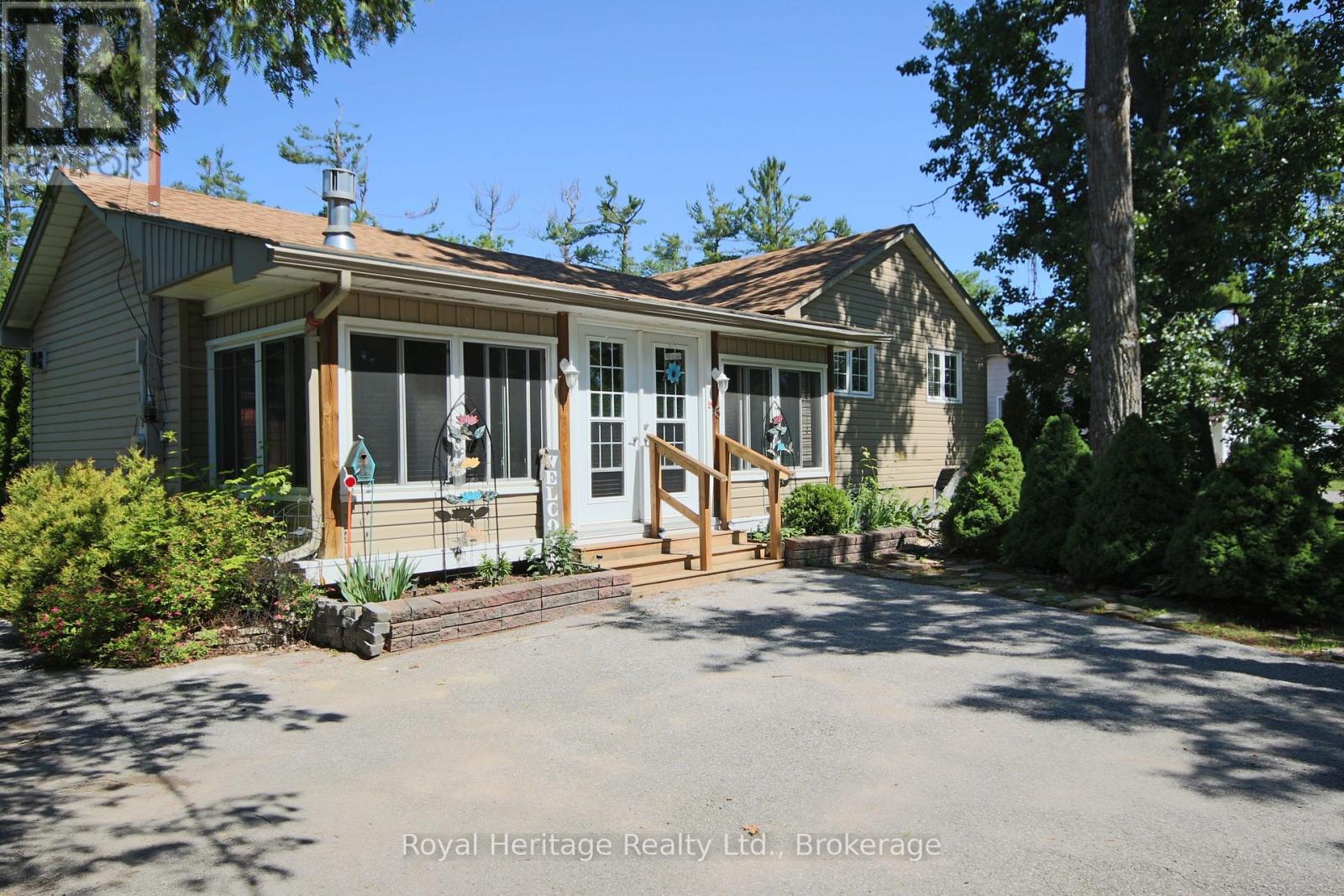 15 OAKWOOD DRIVE, Kawartha Lakes, Ontario