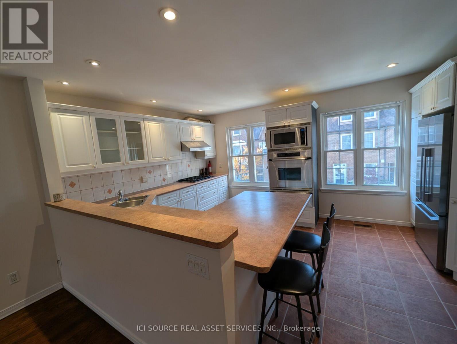 17 Douville Court, Toronto, Ontario  M5A 4E7 - Photo 5 - C13468302