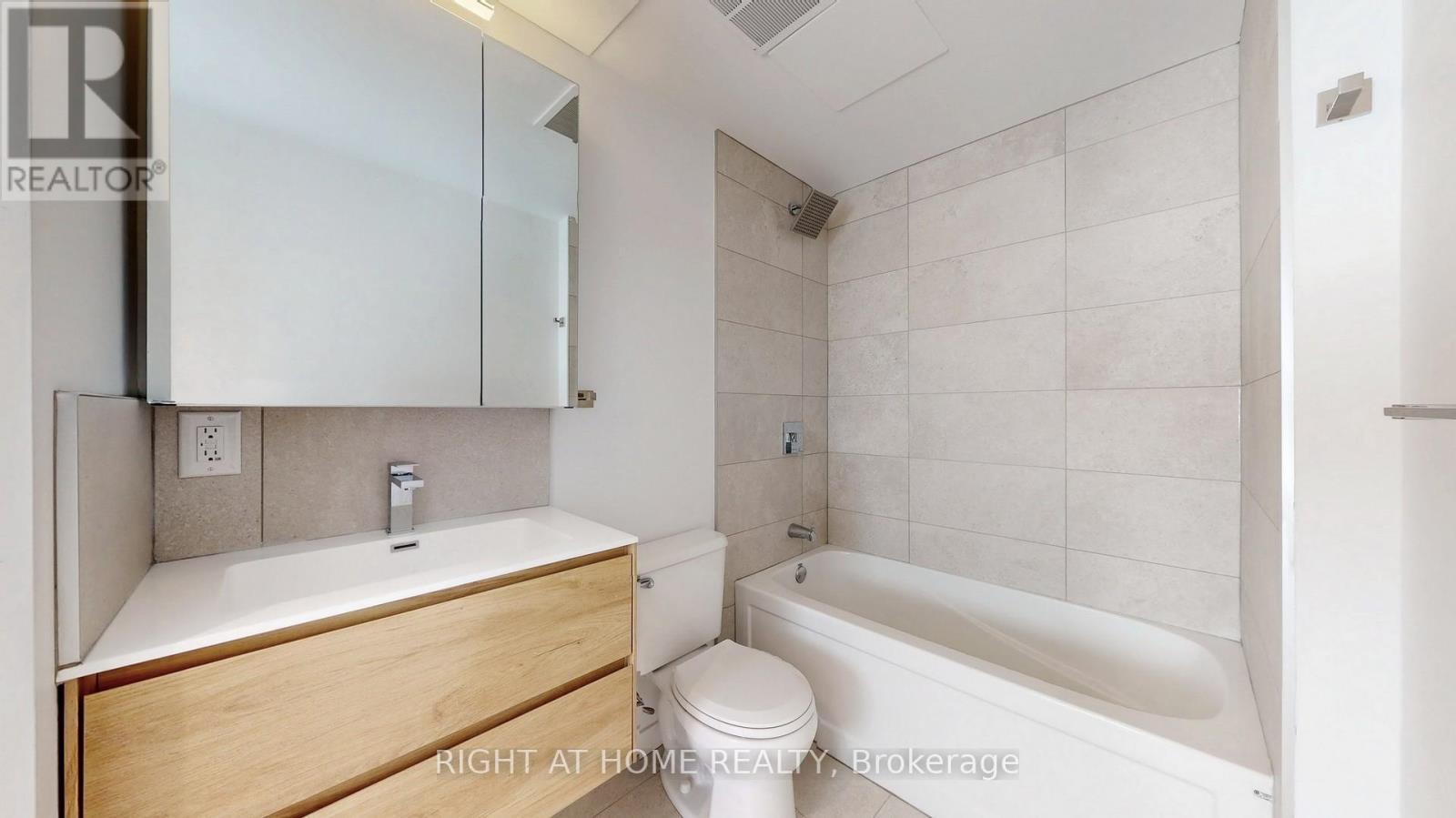 Unit 5 - 3122 Dundas Street W, Toronto, Ontario M6P 2A1 - Photo 14 - W13425478