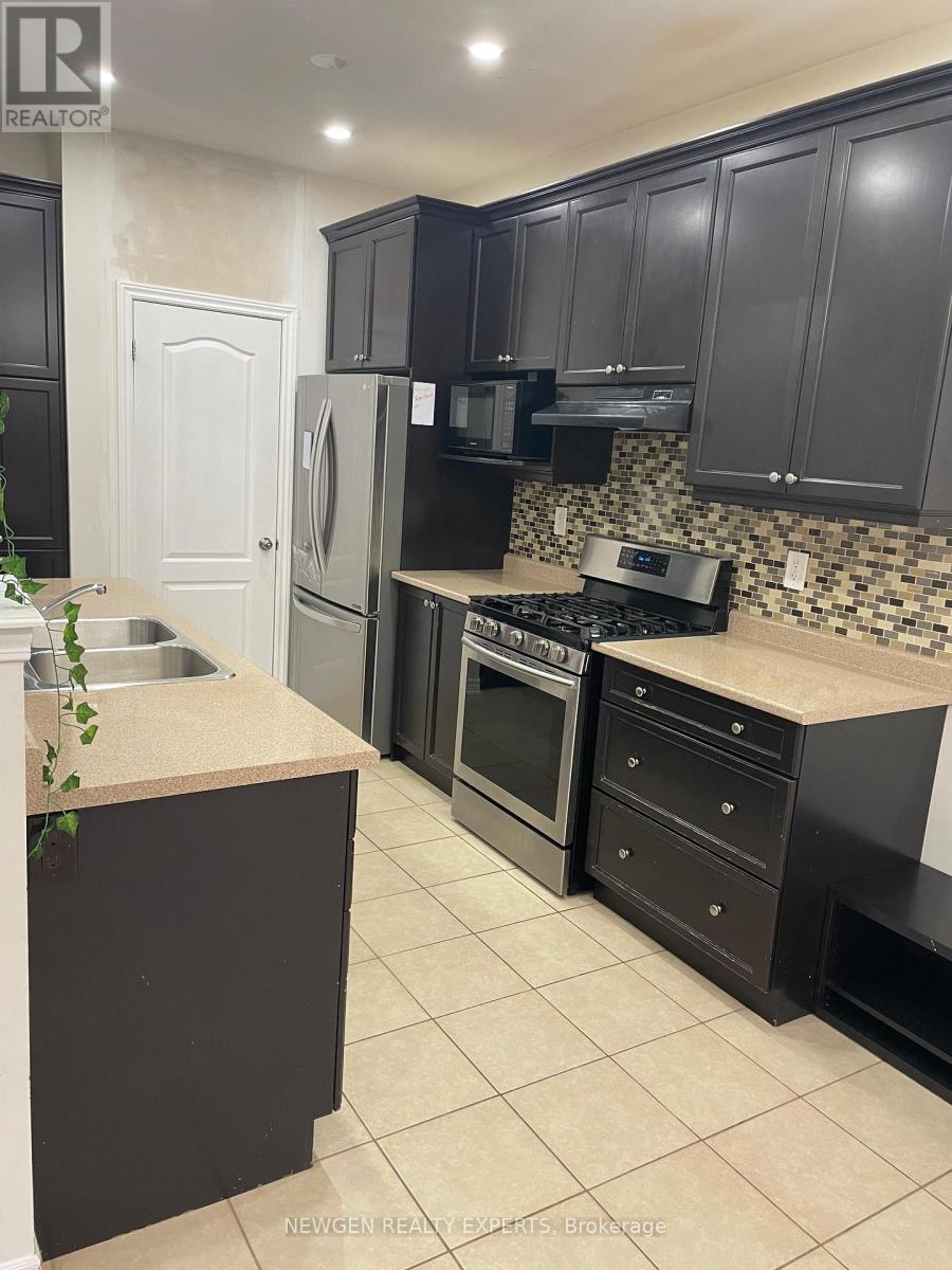 33 Bannister Crescent, Brampton, Ontario  L7A 4H2 - Photo 4 - W13472324