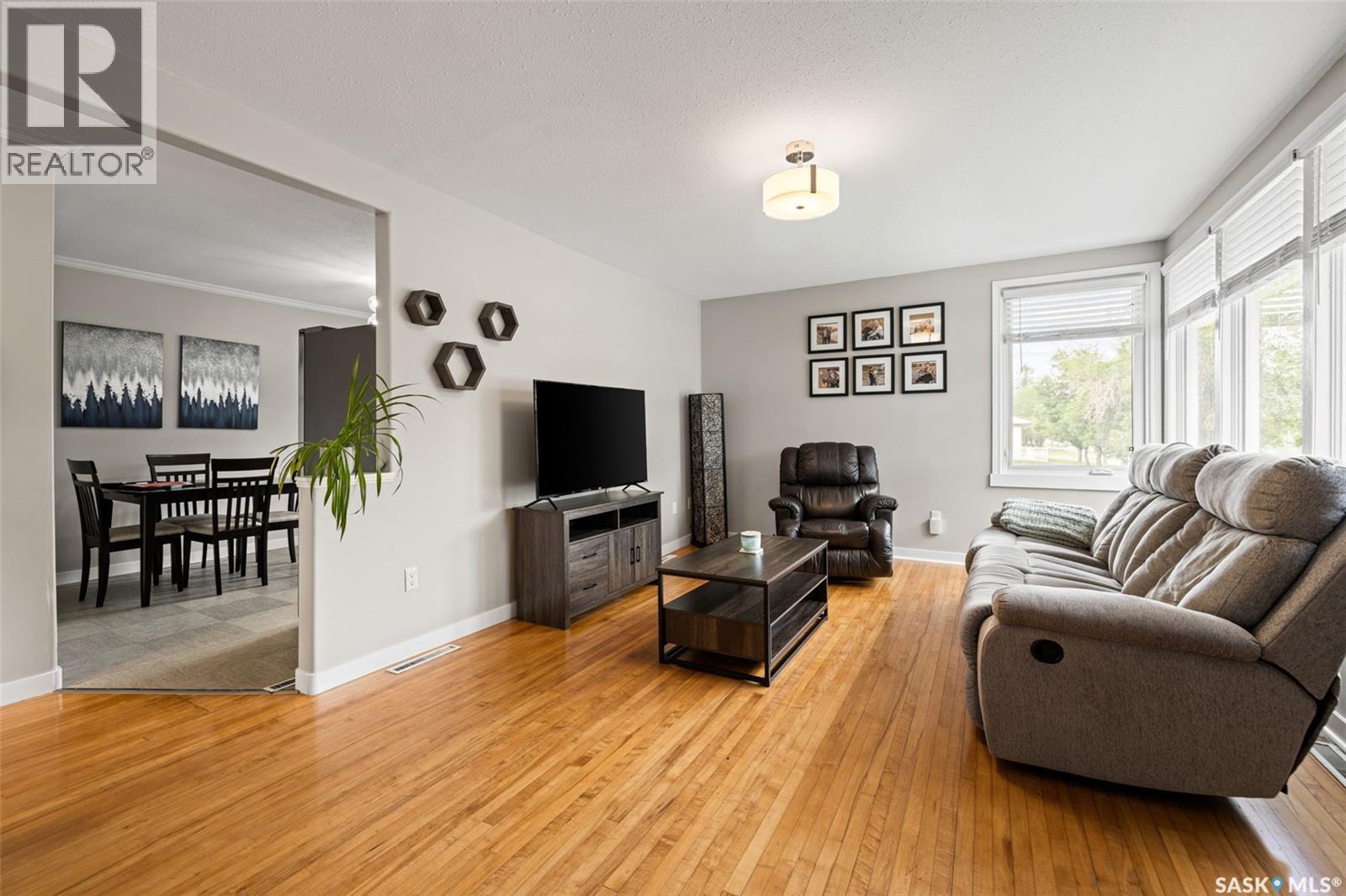 4835 7th Avenue, Regina, Saskatchewan  S4T 0R8 - Photo 2 - SK040210