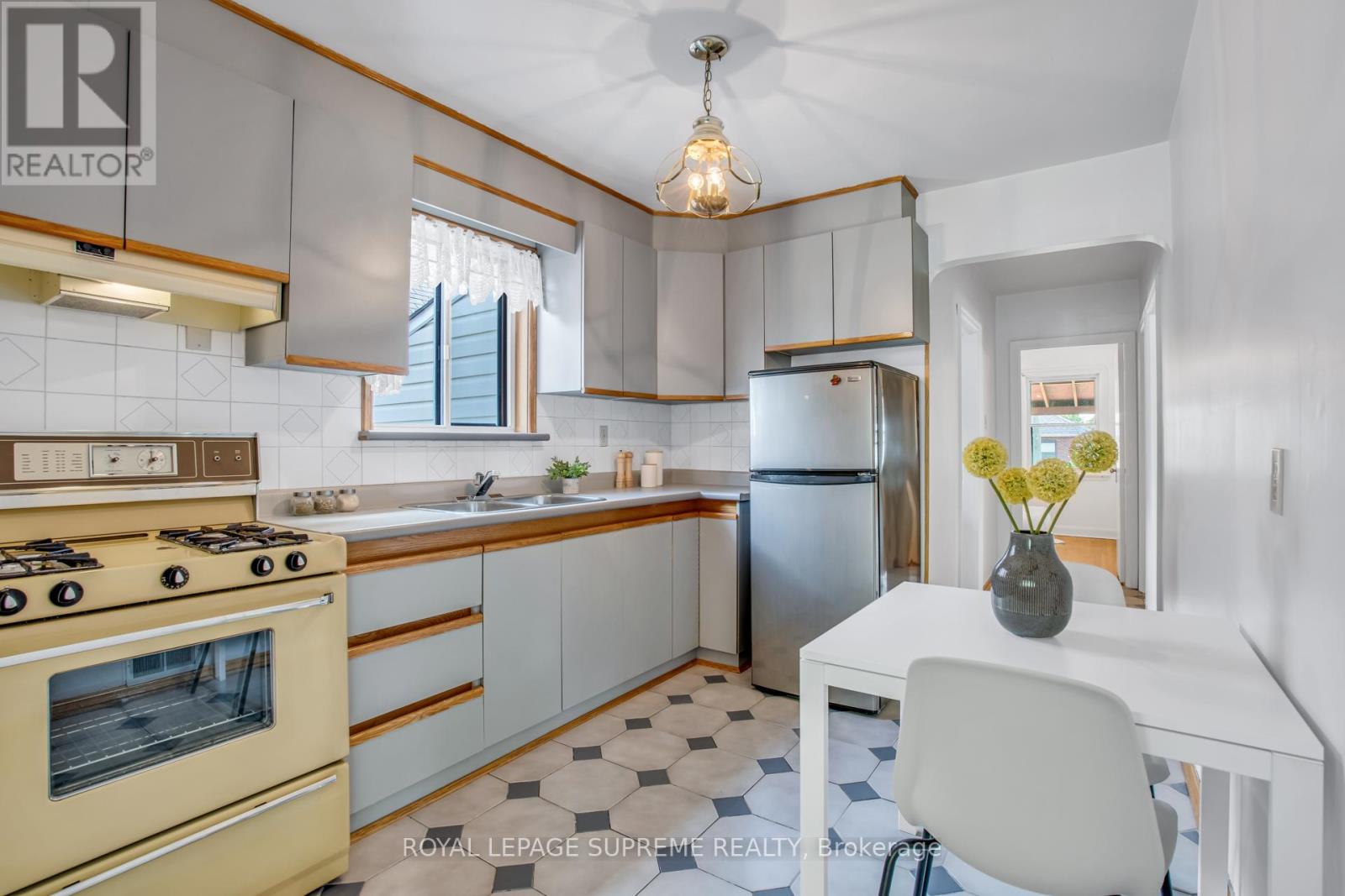 102 Binswood Avenue, Toronto, Ontario  M4C 3N9 - Photo 18 - E13473524
