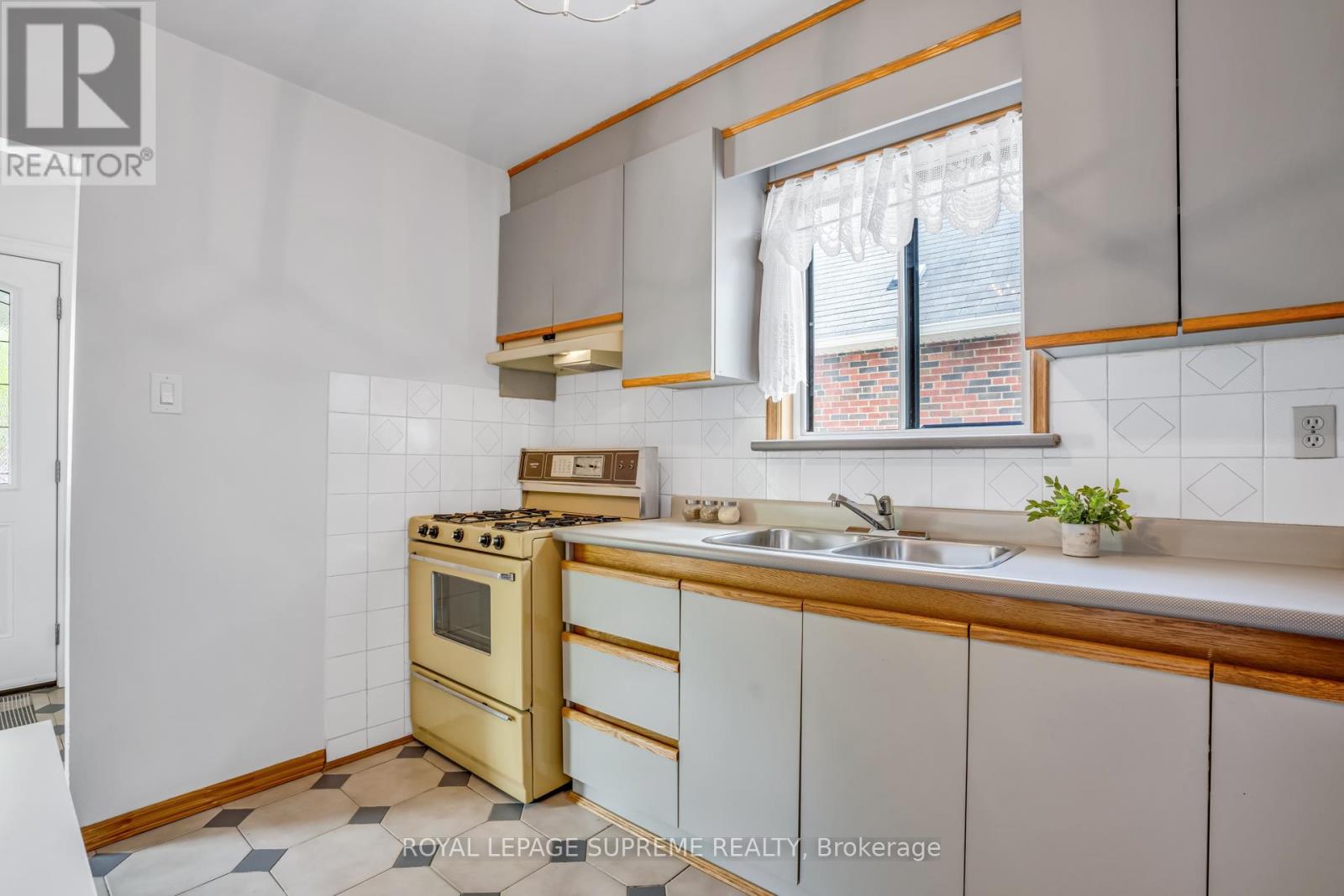 102 Binswood Avenue, Toronto, Ontario  M4C 3N9 - Photo 19 - E13473524