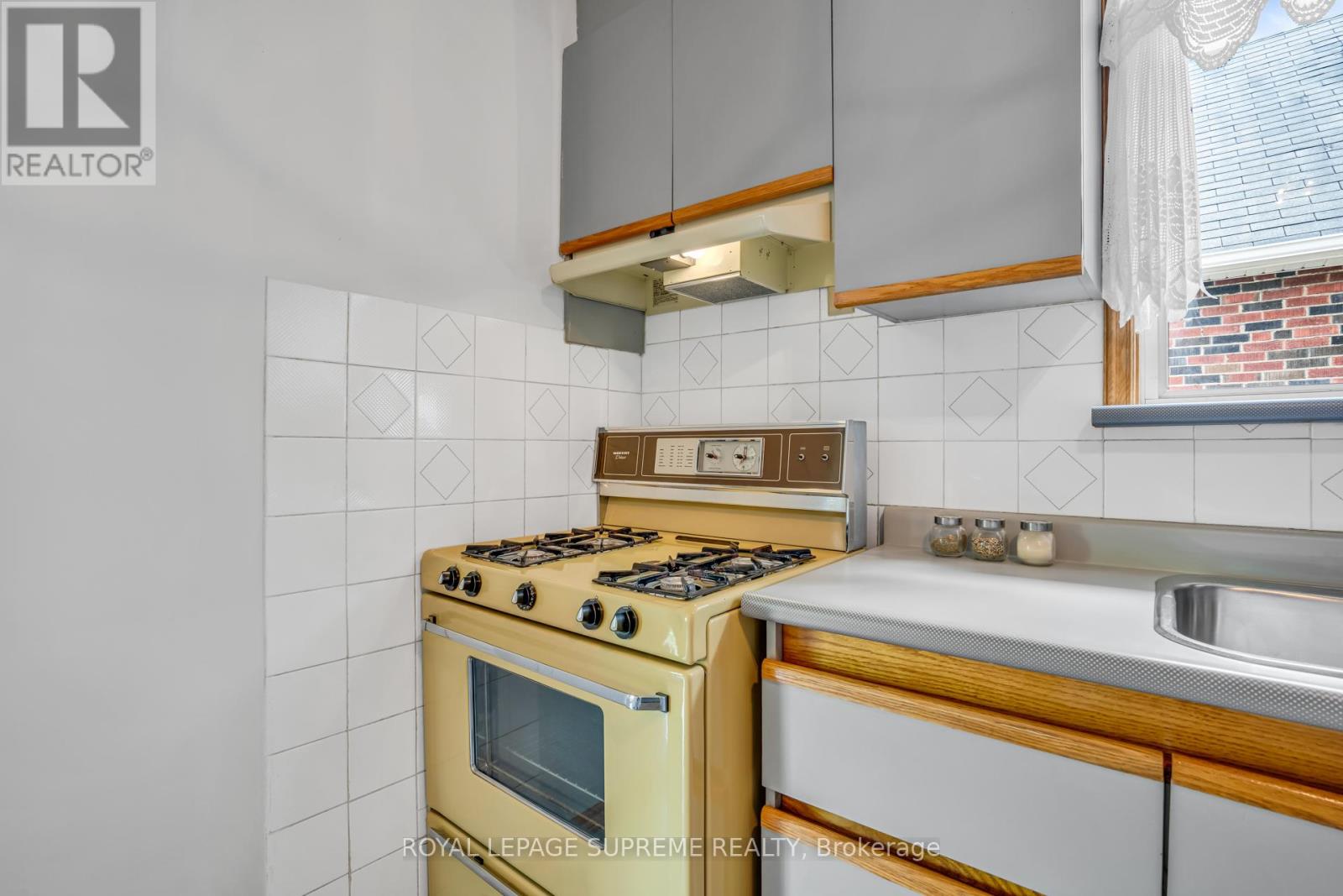 102 Binswood Avenue, Toronto, Ontario  M4C 3N9 - Photo 21 - E13473524