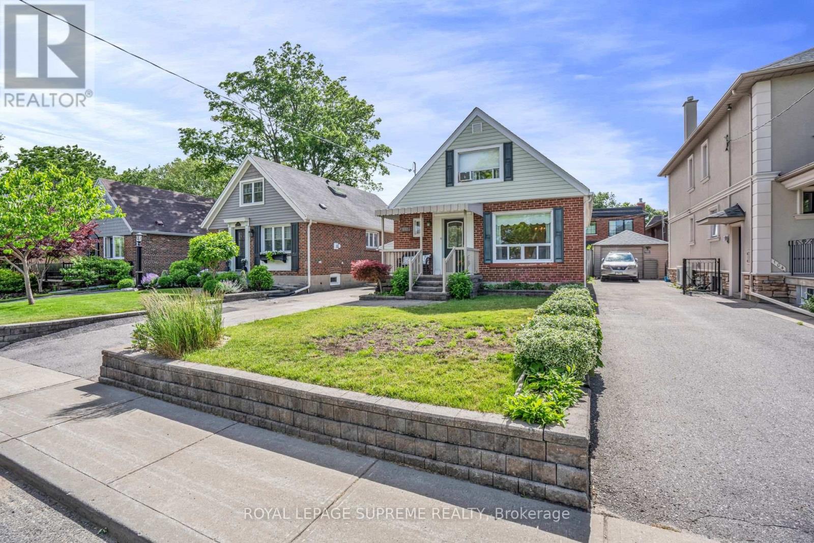 102 Binswood Avenue, Toronto, Ontario  M4C 3N9 - Photo 3 - E13473524