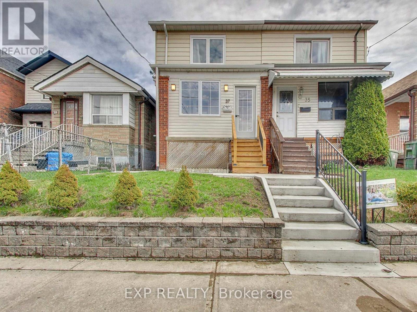 37 Gilbert Avenue, Toronto, Ontario  M6E 4W2 - Photo 2 - W13473286