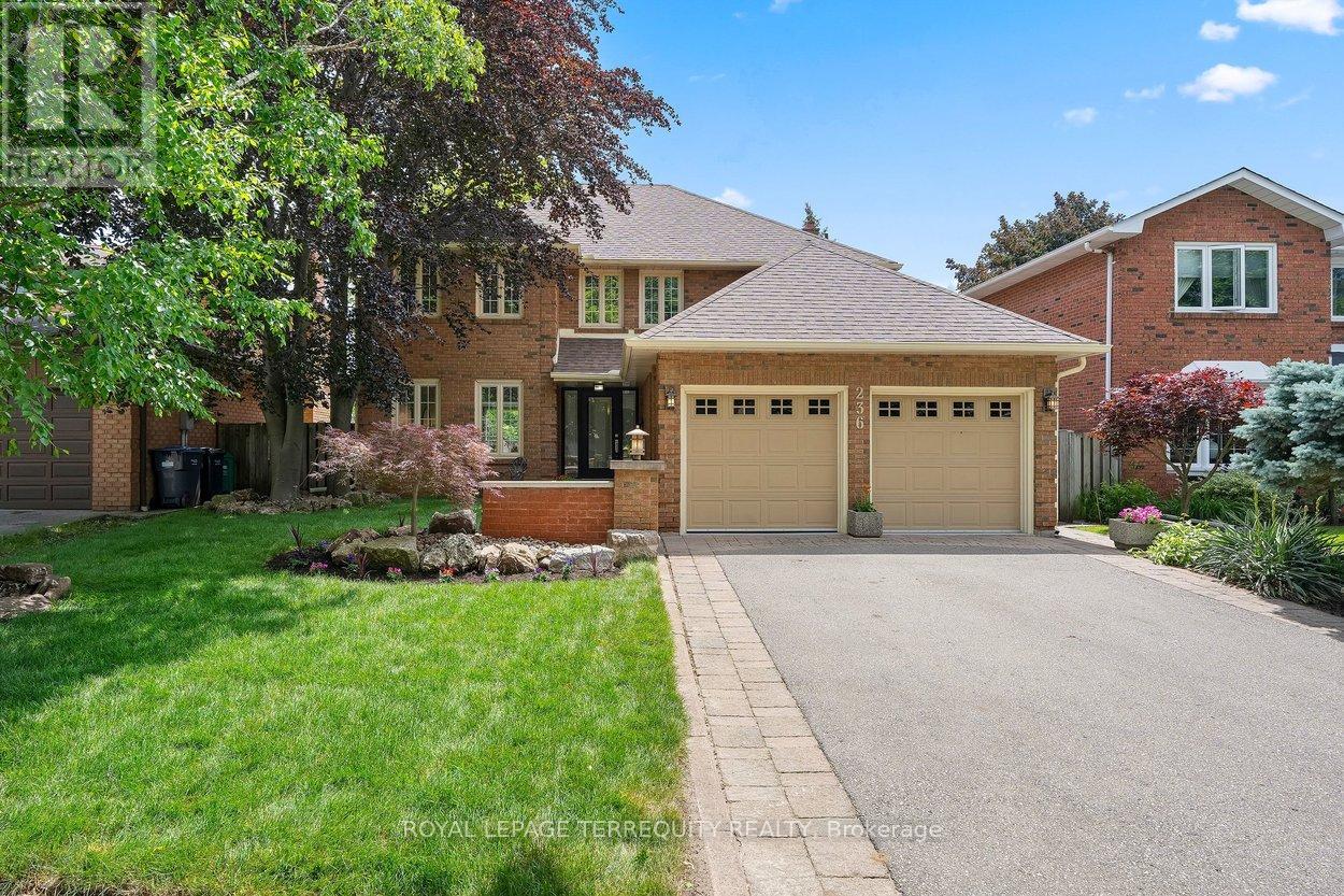 236 Whitchurch Mews, Mississauga, Ontario  L5A 4B3 - Photo 2 - W13473324