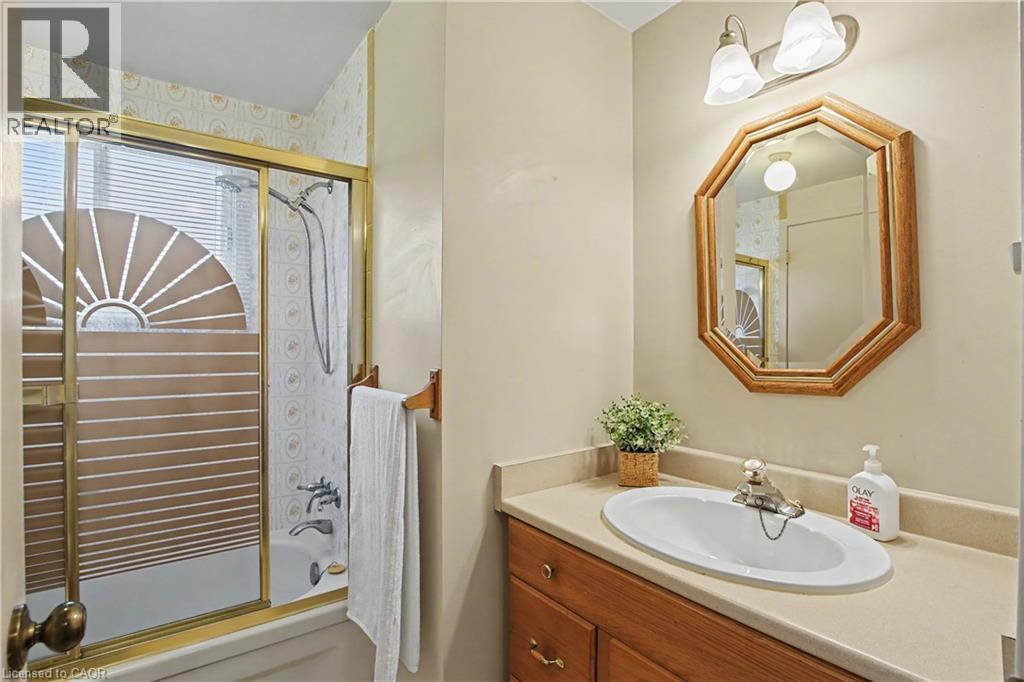 196 Guildwood Drive, Hamilton, Ontario  L9C 6S5 - Photo 26 - 40838283