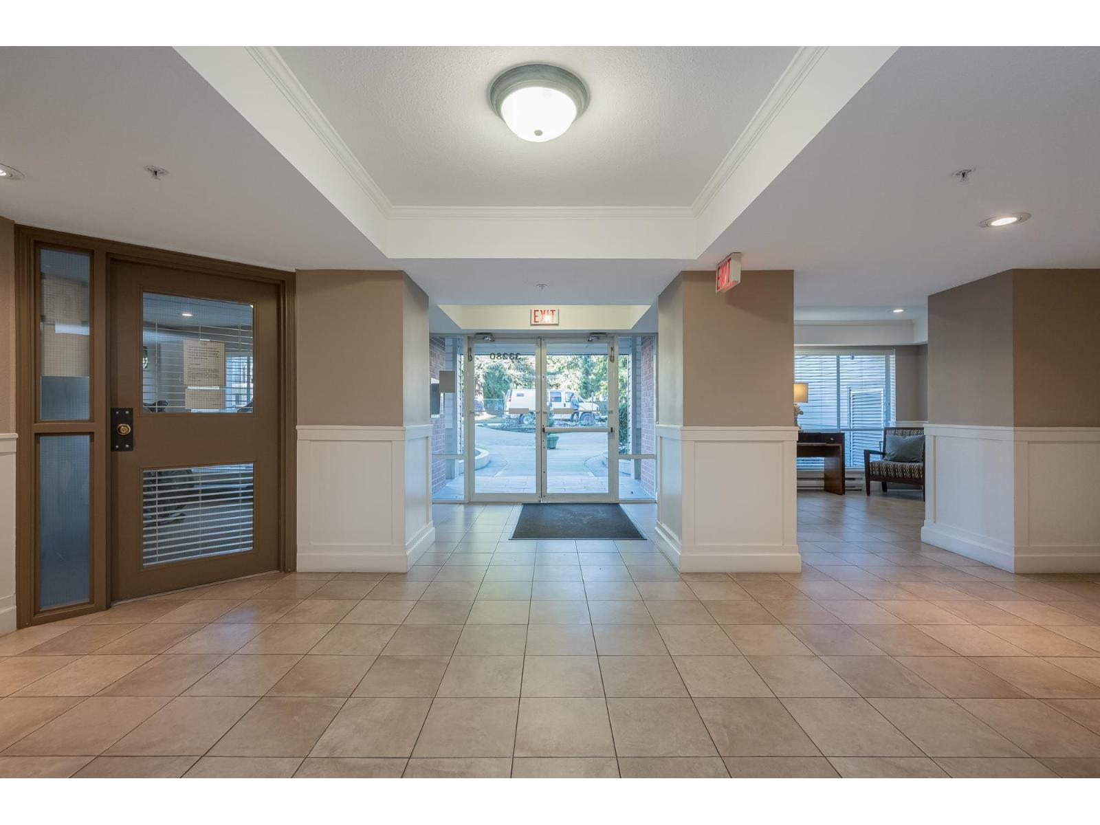 302 33280 E Bourquin Crescent, Abbotsford, British Columbia  V2S 7K2 - Photo 4 - R3138219