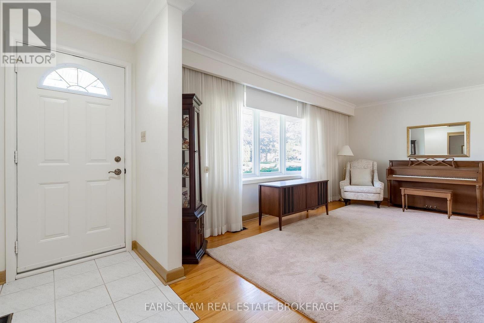 37 Downsview Drive, Barrie, Ontario  L4M 4P9 - Photo 4 - S13474014