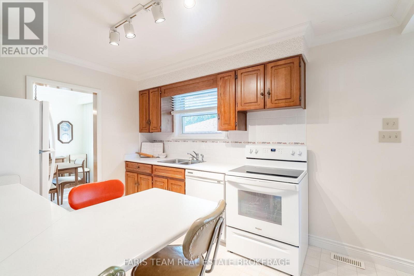 37 Downsview Drive, Barrie, Ontario  L4M 4P9 - Photo 5 - S13474014
