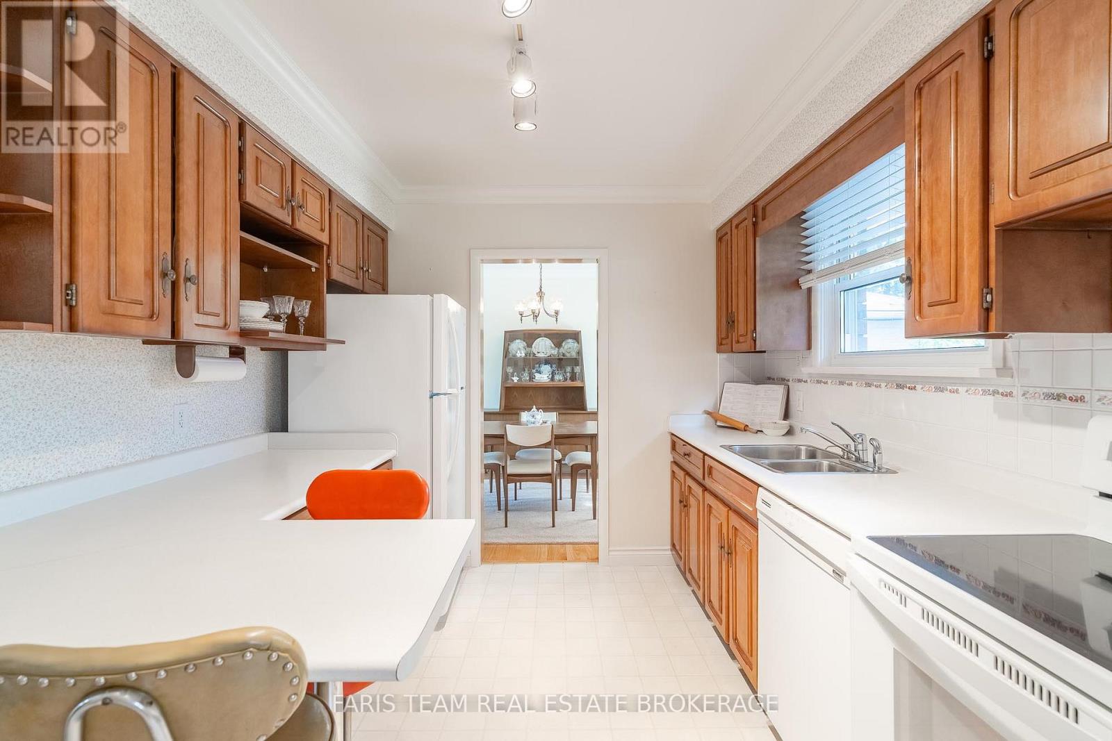 37 Downsview Drive, Barrie, Ontario  L4M 4P9 - Photo 6 - S13474014
