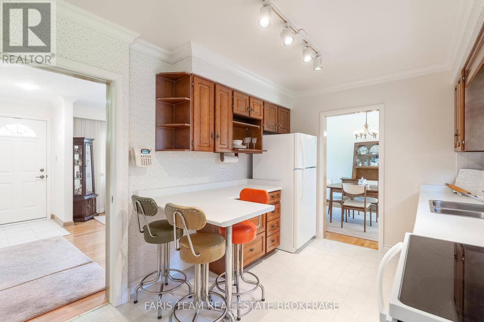 37 Downsview Drive, Barrie, Ontario  L4M 4P9 - Photo 7 - S13474014