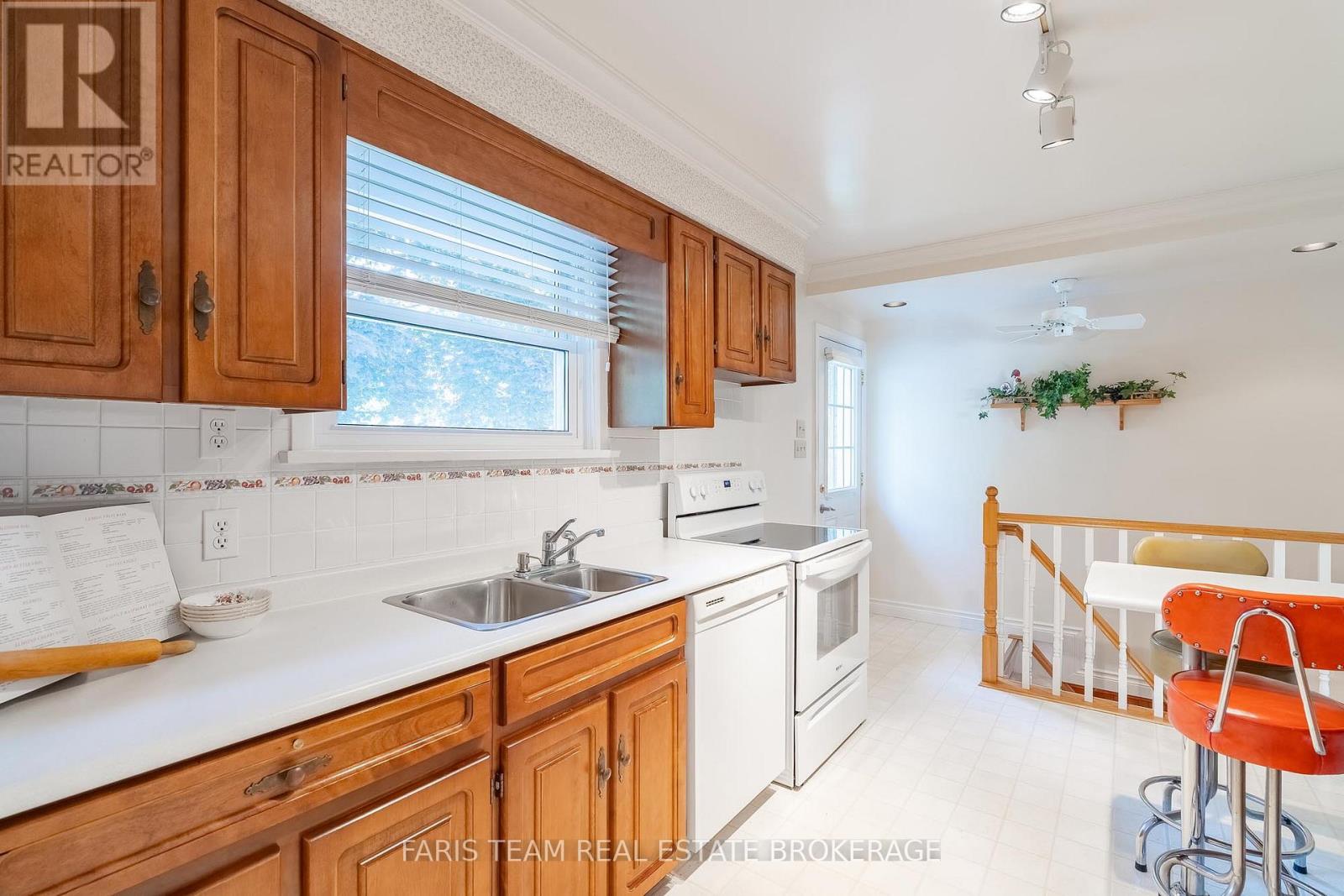 37 Downsview Drive, Barrie, Ontario  L4M 4P9 - Photo 8 - S13474014
