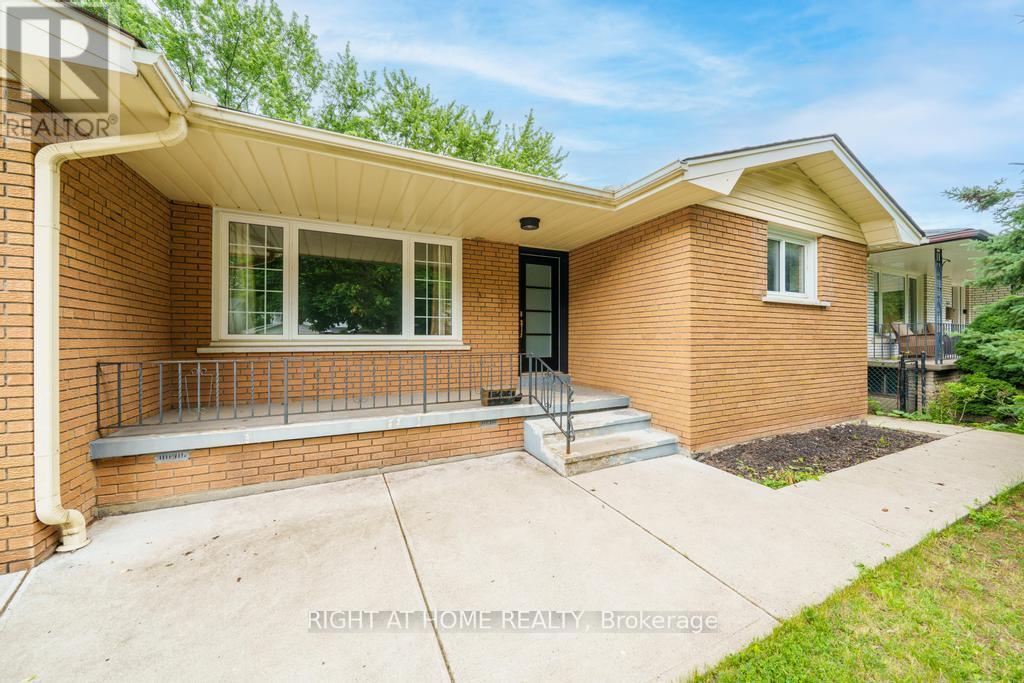 662 Montego Crescent, Burlington, Ontario  L7N 2Z1 - Photo 4 - W13474064