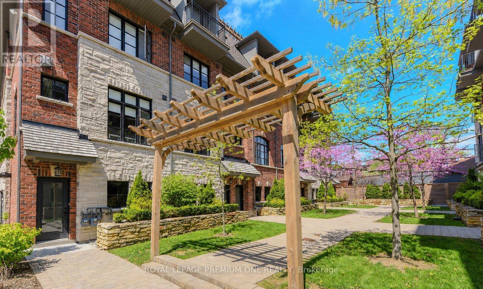33 Salvador Allende Court, Toronto, Ontario M6G 0A3 - Photo 4 - C13240408