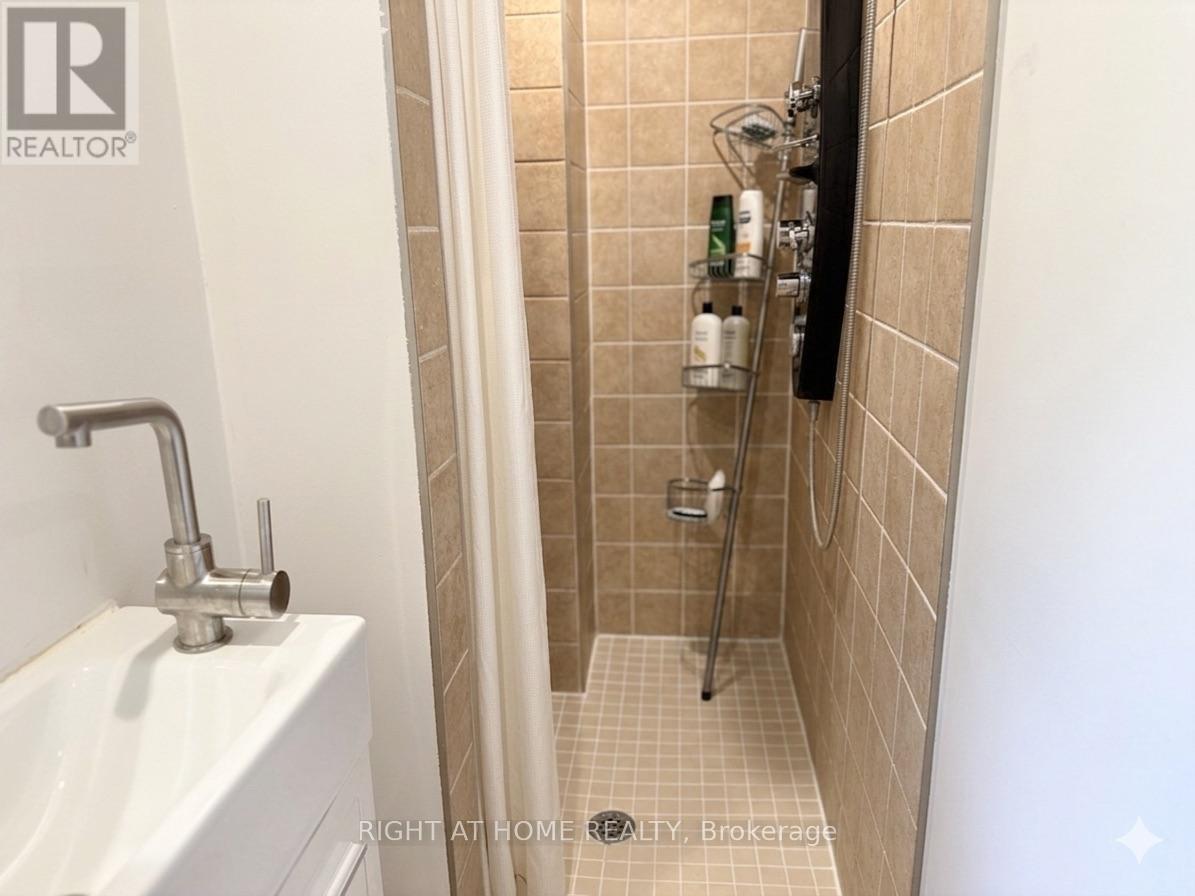 37 Versailles Court, Richmond Hill (Crosby), Ontario  L4C 8V6 - Photo 13 - N13474340
