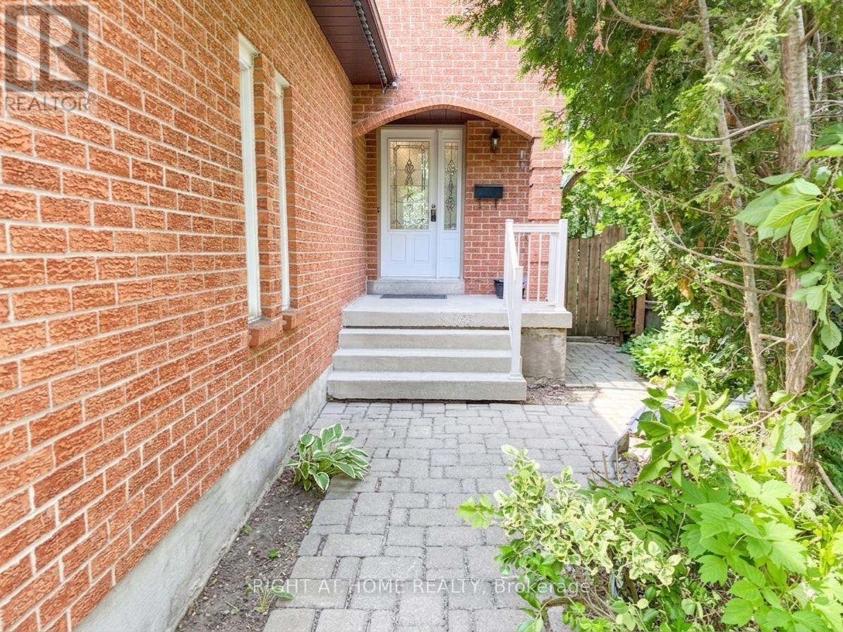37 Versailles Court, Richmond Hill (Crosby), Ontario  L4C 8V6 - Photo 2 - N13474340
