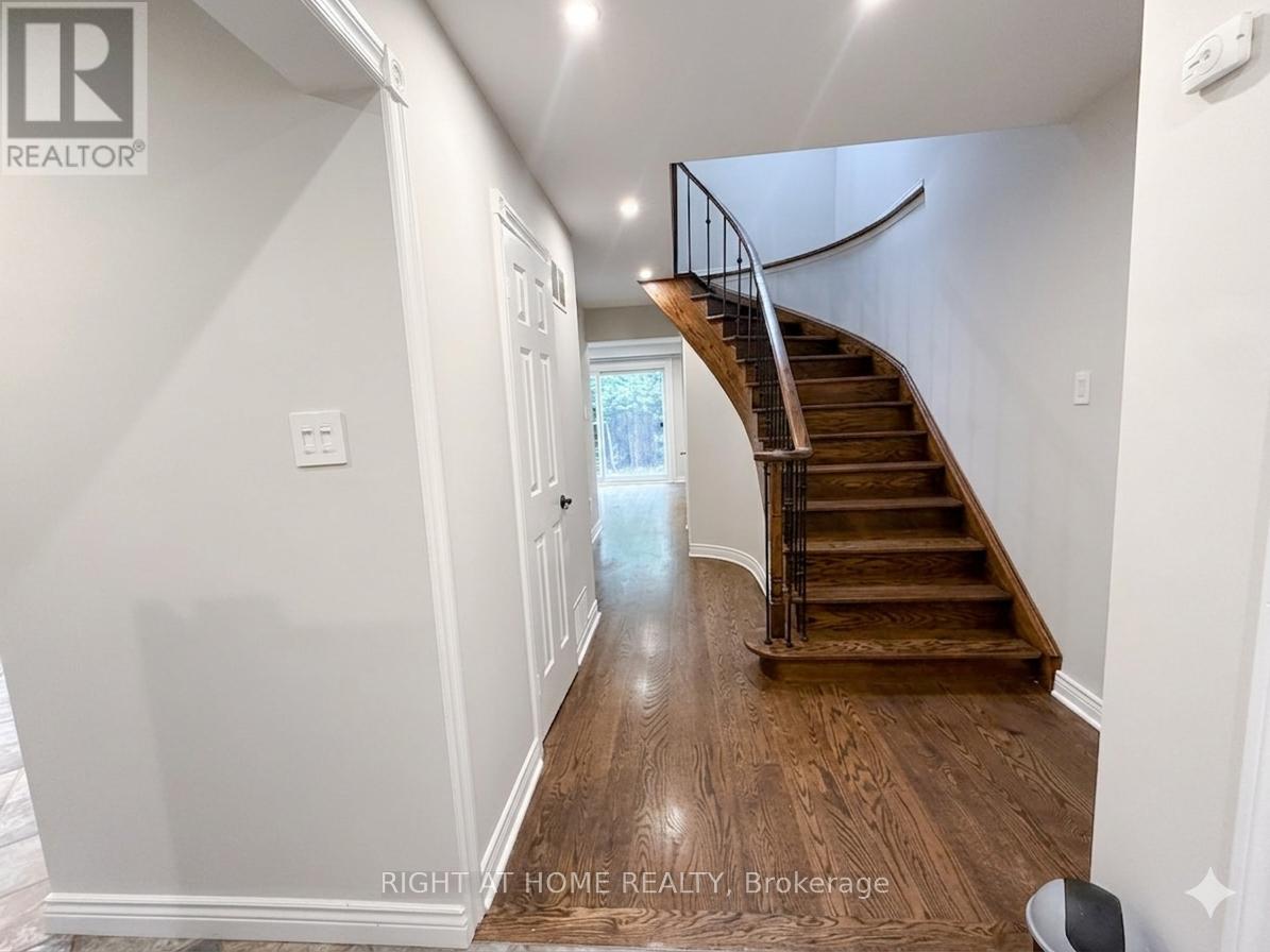 37 Versailles Court, Richmond Hill (Crosby), Ontario  L4C 8V6 - Photo 3 - N13474340