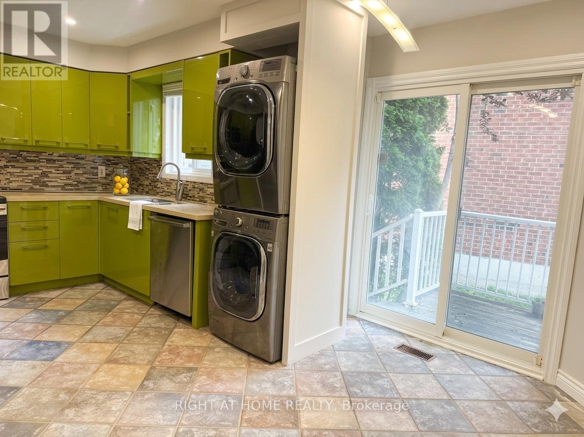 37 Versailles Court, Richmond Hill (Crosby), Ontario  L4C 8V6 - Photo 6 - N13474340