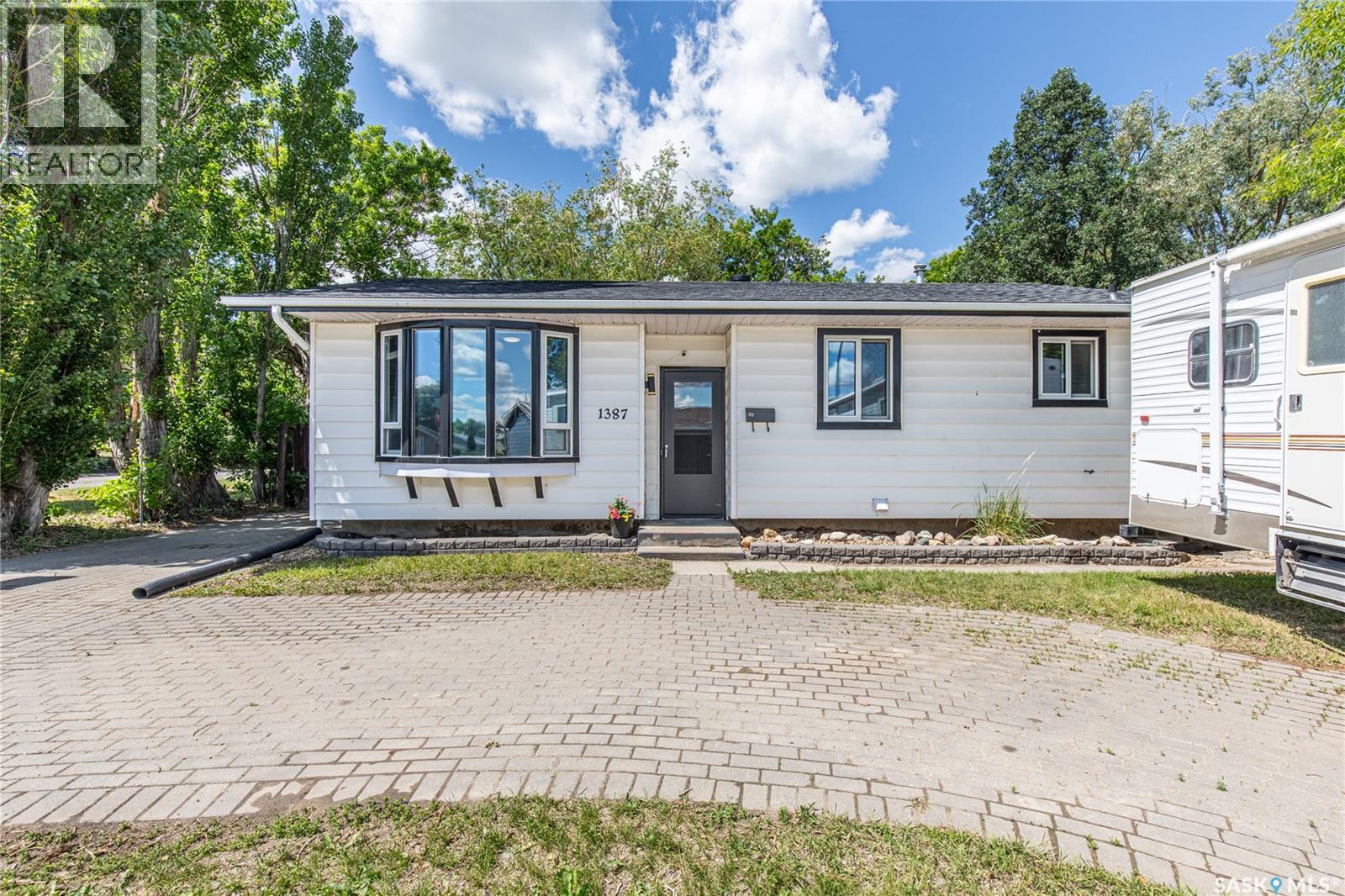 1387 Manitou Crescent, Moose Jaw, Saskatchewan  S6H 7C5 - Photo 3 - SK040217