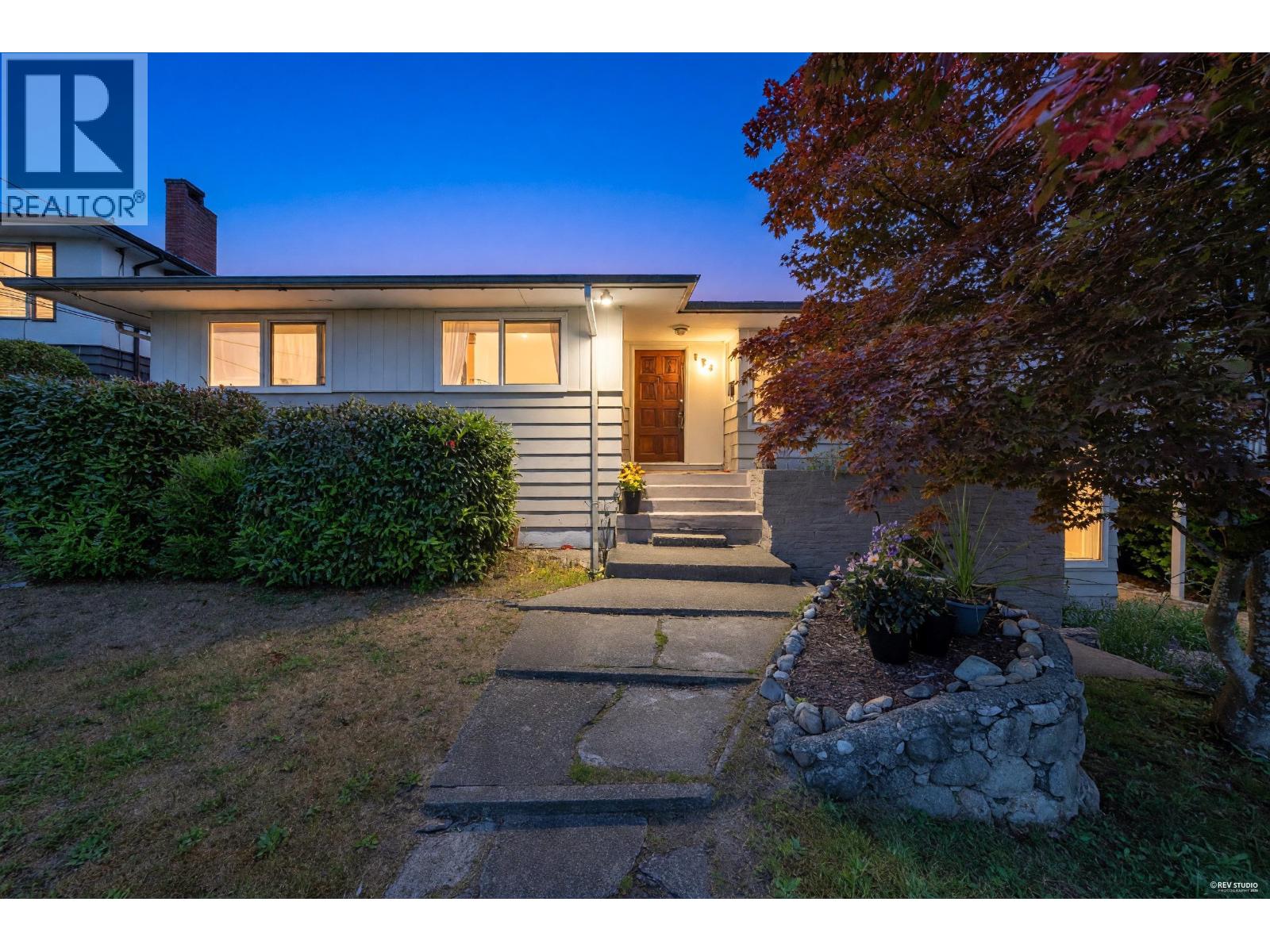468 Saville Crescent, North Vancouver, British Columbia  V7N 3B1 - Photo 2 - R3138290