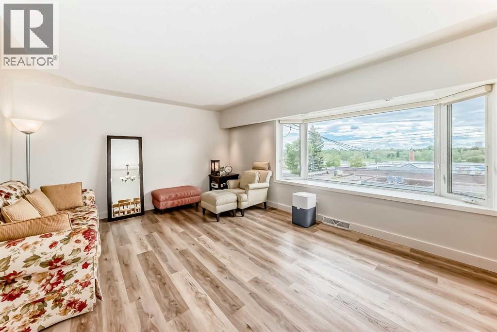 35 Collingwood Place NW, Calgary, Alberta  T2L 0R1 - Photo 2 - A2320906