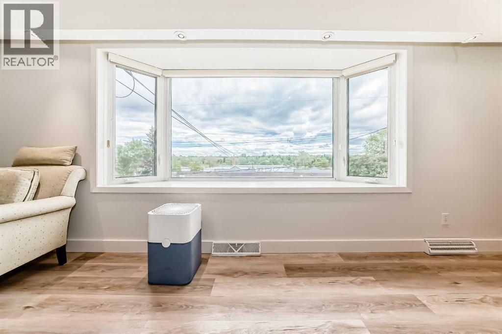35 Collingwood Place NW, Calgary, Alberta  T2L 0R1 - Photo 3 - A2320906