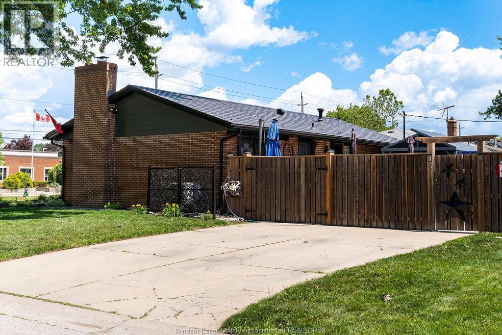 1995 Labelle, Windsor, Ontario  N9E 1B5 - Photo 3 - 26014771