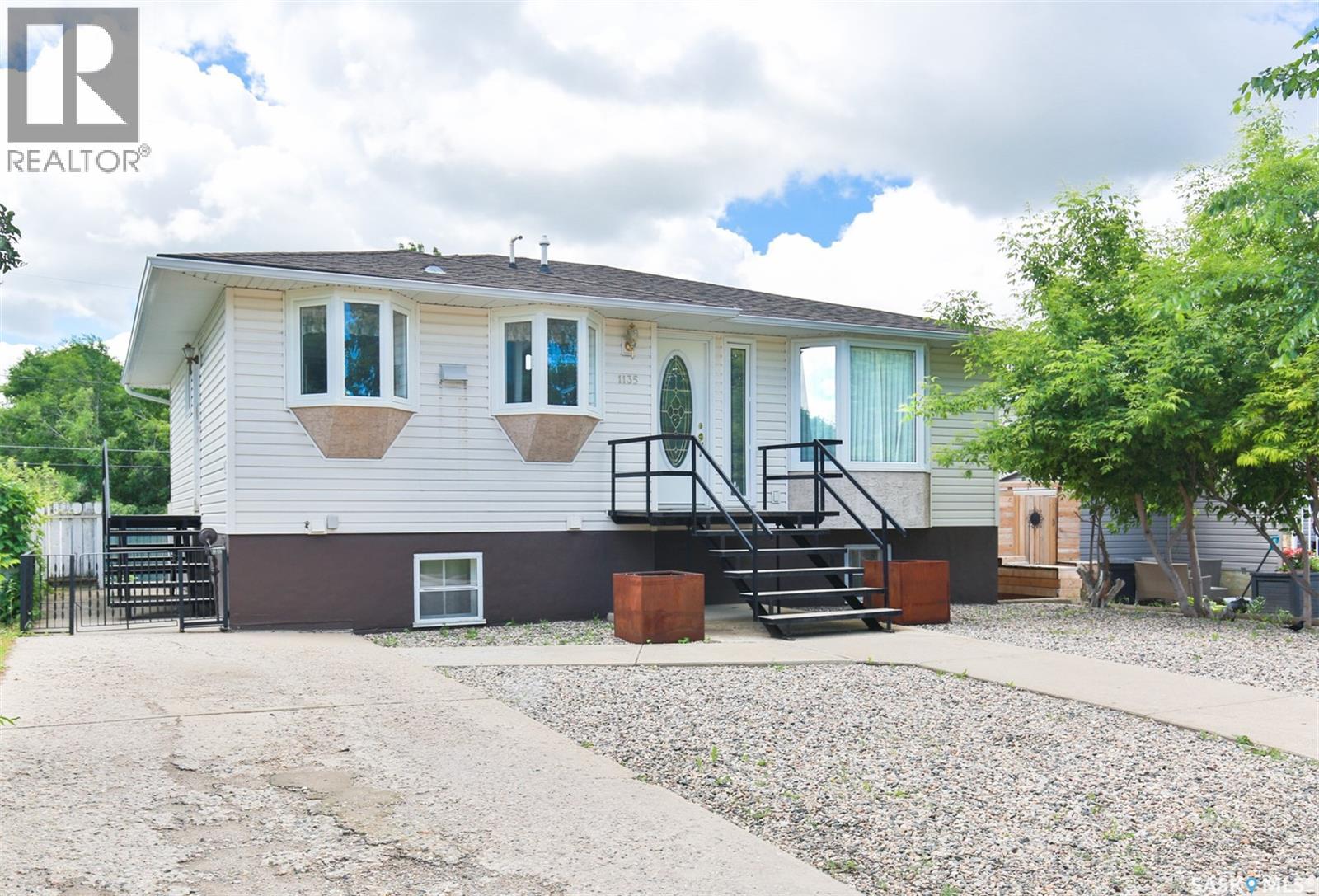 1135 Caribou Street W, Moose Jaw, Saskatchewan  S6H 2L8 - Photo 2 - SK040281