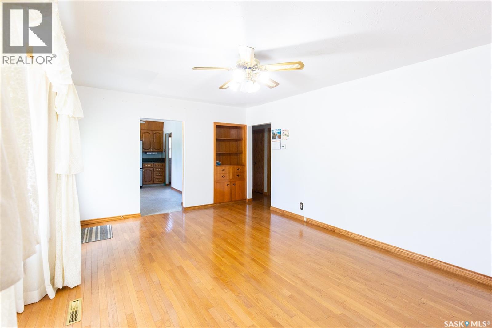 1135 Caribou Street W, Moose Jaw, Saskatchewan  S6H 2L8 - Photo 5 - SK040281