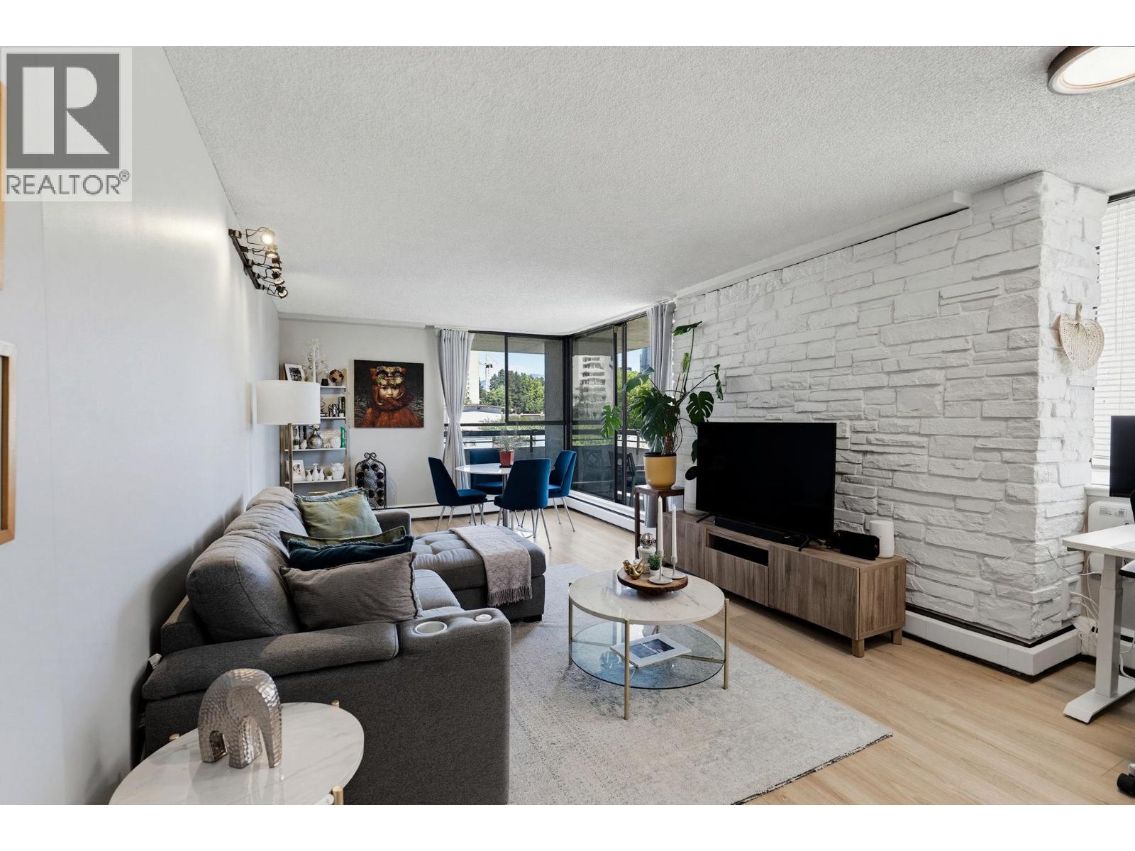302 3737 Bartlett Court, Burnaby, British Columbia  V3J 7E3 - Photo 2 - R3138332