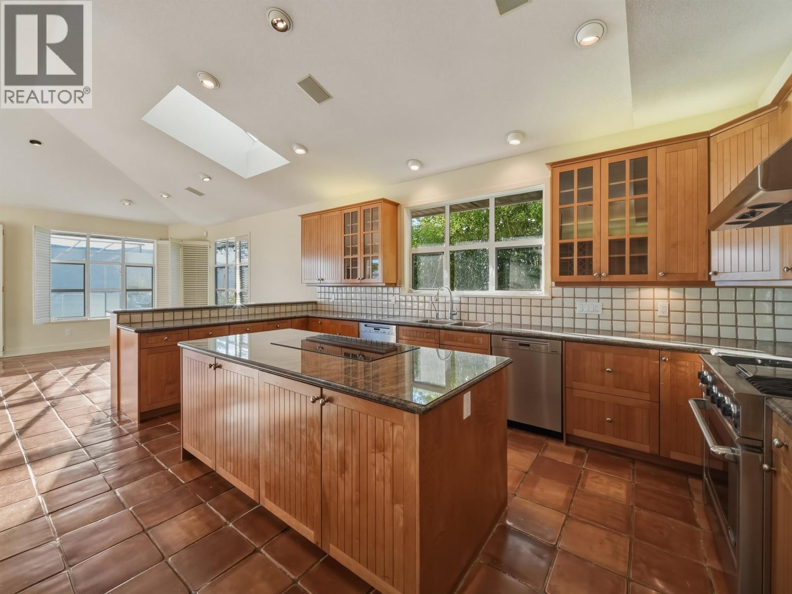 6231 Taylor Drive, West Vancouver, British Columbia V7W 1Y8 - Photo 12 - R3138329