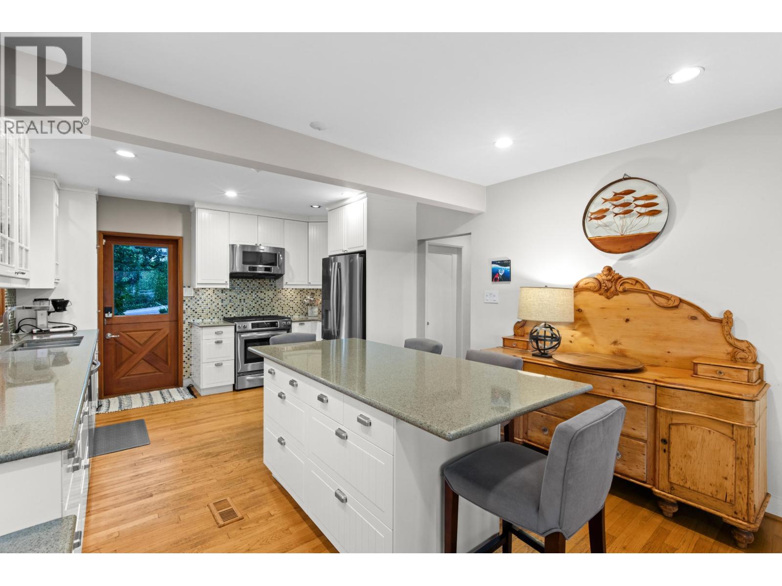 1104 Esquimalt Avenue, West Vancouver, British Columbia V7T 1K1 - Photo 5 - R3138370