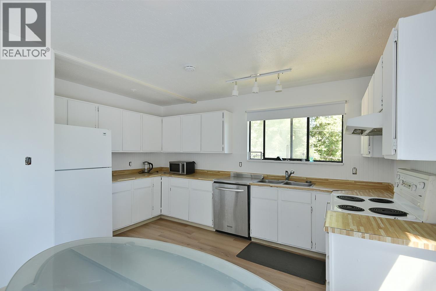 5727 Trail Avenue, Sechelt, British Columbia  V7Z 0H8 - Photo 2 - R3114192