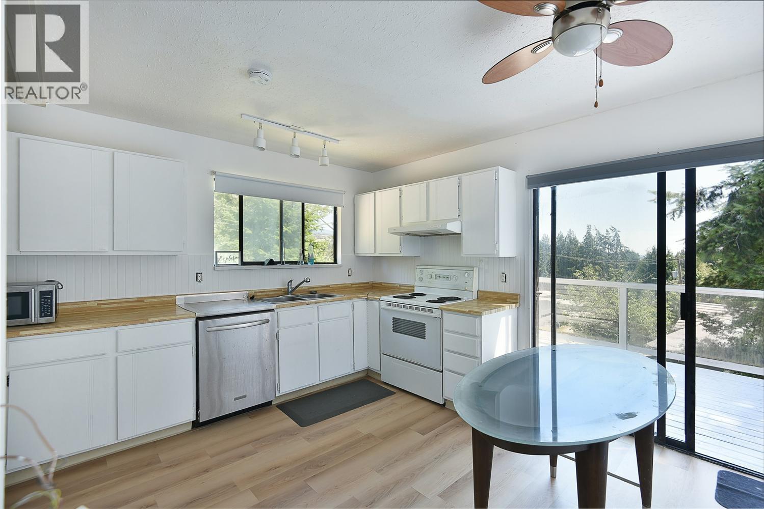 5727 Trail Avenue, Sechelt, British Columbia  V7Z 0H8 - Photo 3 - R3114192