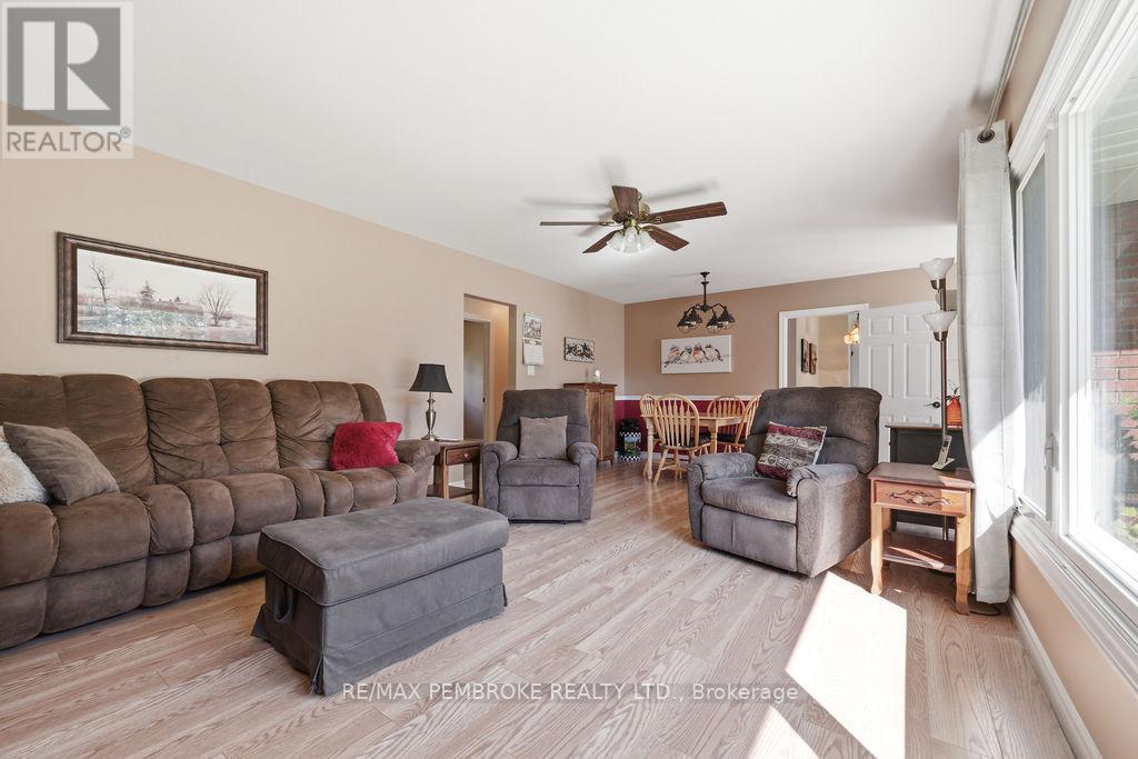 92 Ken Avenue, Laurentian Valley, Ontario  K8A 6W5 - Photo 9 - X13475580