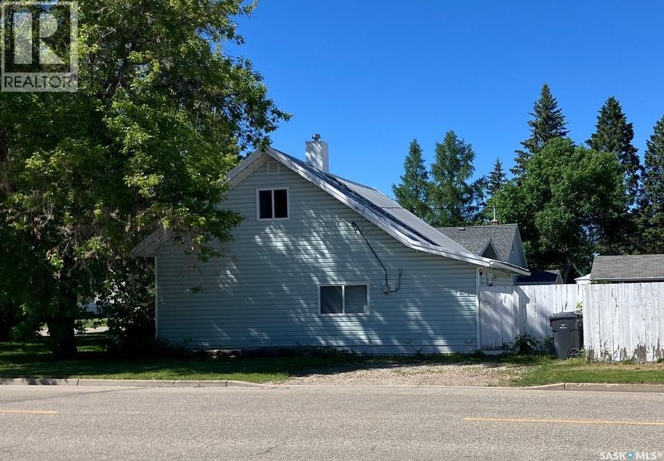 911 1st Street W, Nipawin, Saskatchewan  S0E 1E0 - Photo 2 - SK040172