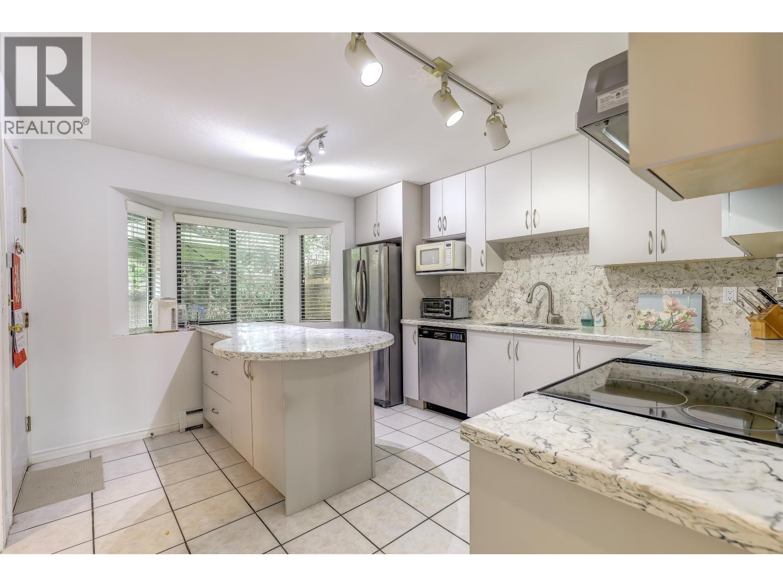 4723 Village Drive, Burnaby, British Columbia  V5G 4V7 - Photo 12 - R3138346